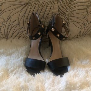 These shoes are a size 8 and are 4 inches tall.